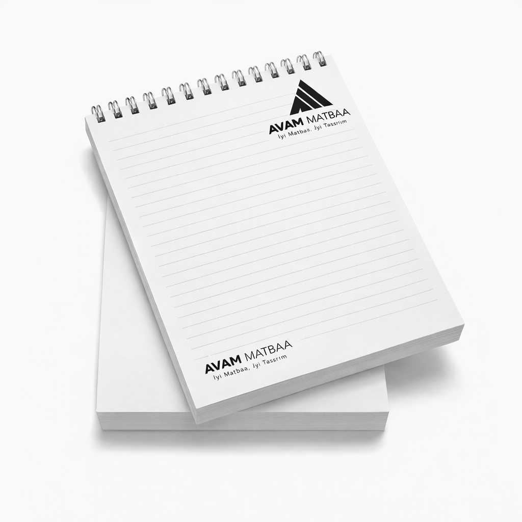Spiral ciltli, çizgili Avam Matbaa notluk baskısı gri arka planda üst üste yerleştirilmiş şekilde gösteriliyor.