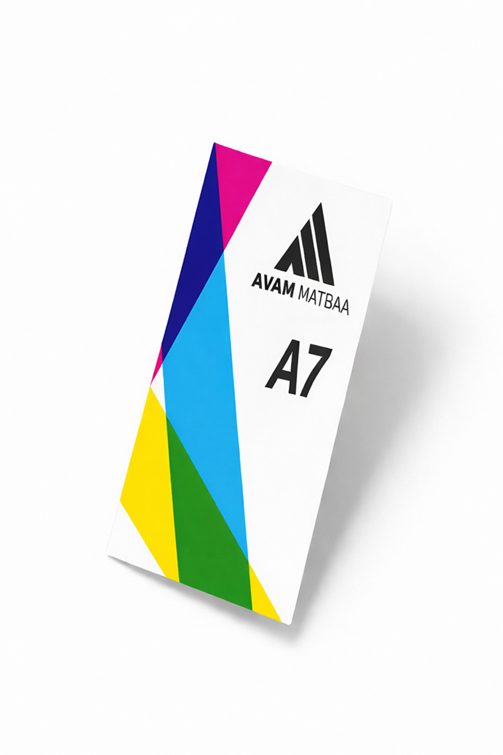 AVAM Matbaa A7 broşür/kart mockup’ı; beyaz kapakta AVAM Matbaa logosu ve “A7” yazısı, kenarlarda renkli geometrik şeritler; eğimli açıyla çekilmiş.