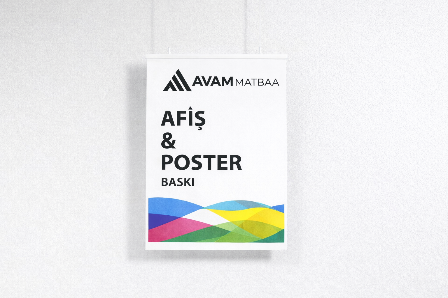 Avam Matbaa logolu afiş ve poster baskı tasarımı, beyaz arka plan üzerinde askılı dikey poster olarak sergileniyor