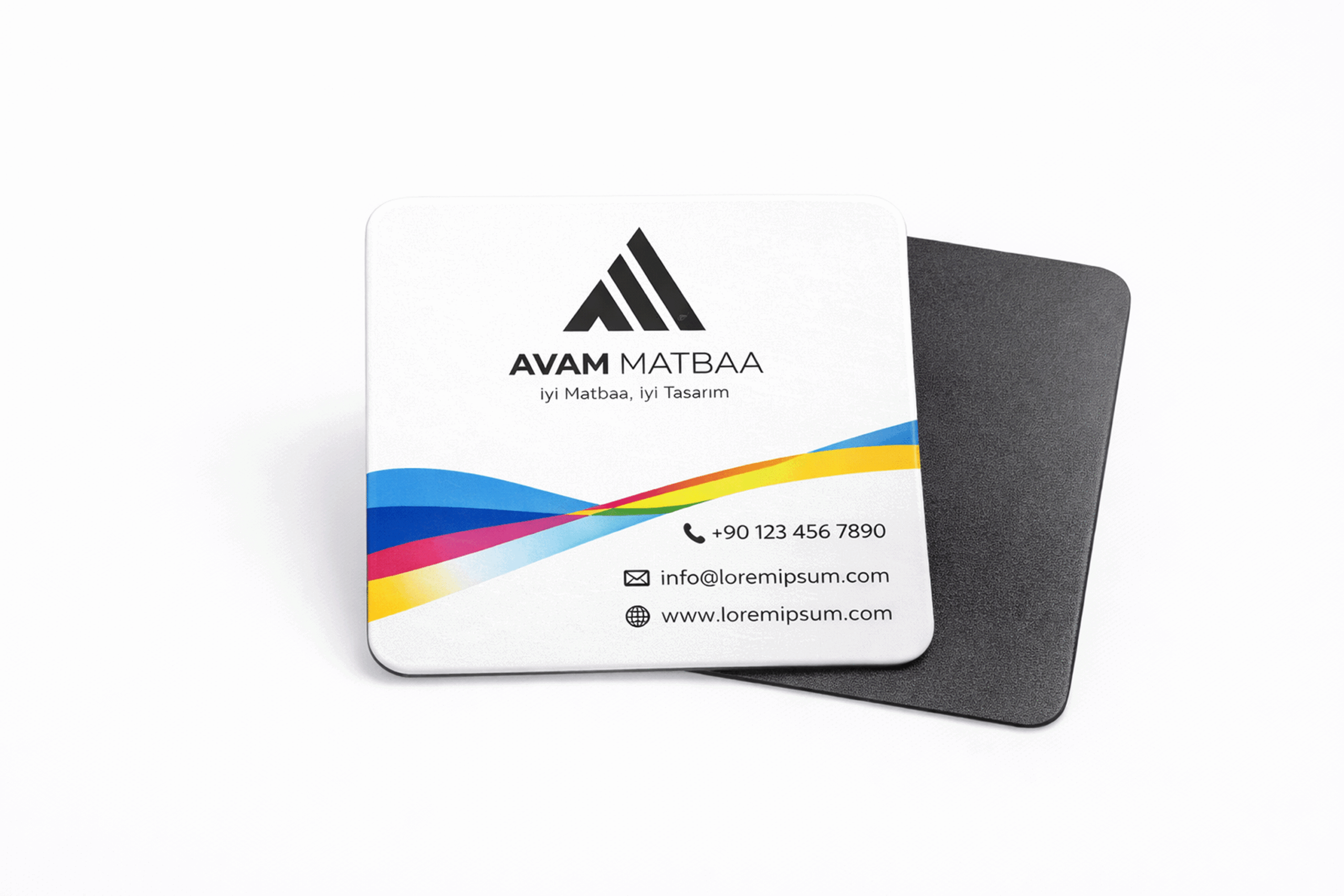 Avam Matbaa kare buzdolabı magneti, beyaz zemin üzerinde CMYK renk geçişli tasarım ve siyah logo detaylı manyetik kartvizit