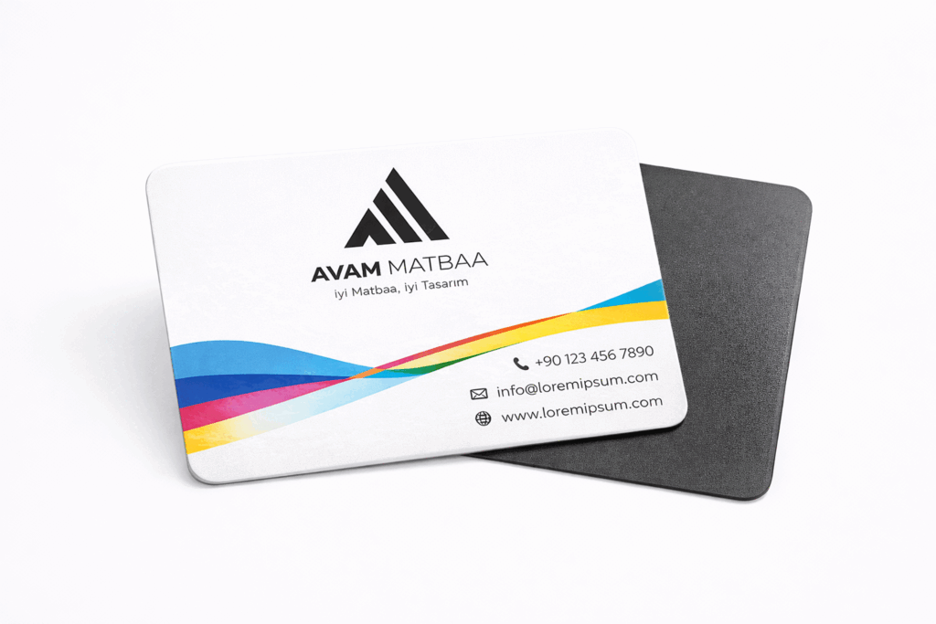 Avam Matbaa kartvizit magnet örneği, beyaz zemin üzerinde CMYK renk geçişli tasarım ve siyah logo detaylı manyetik kartvizit