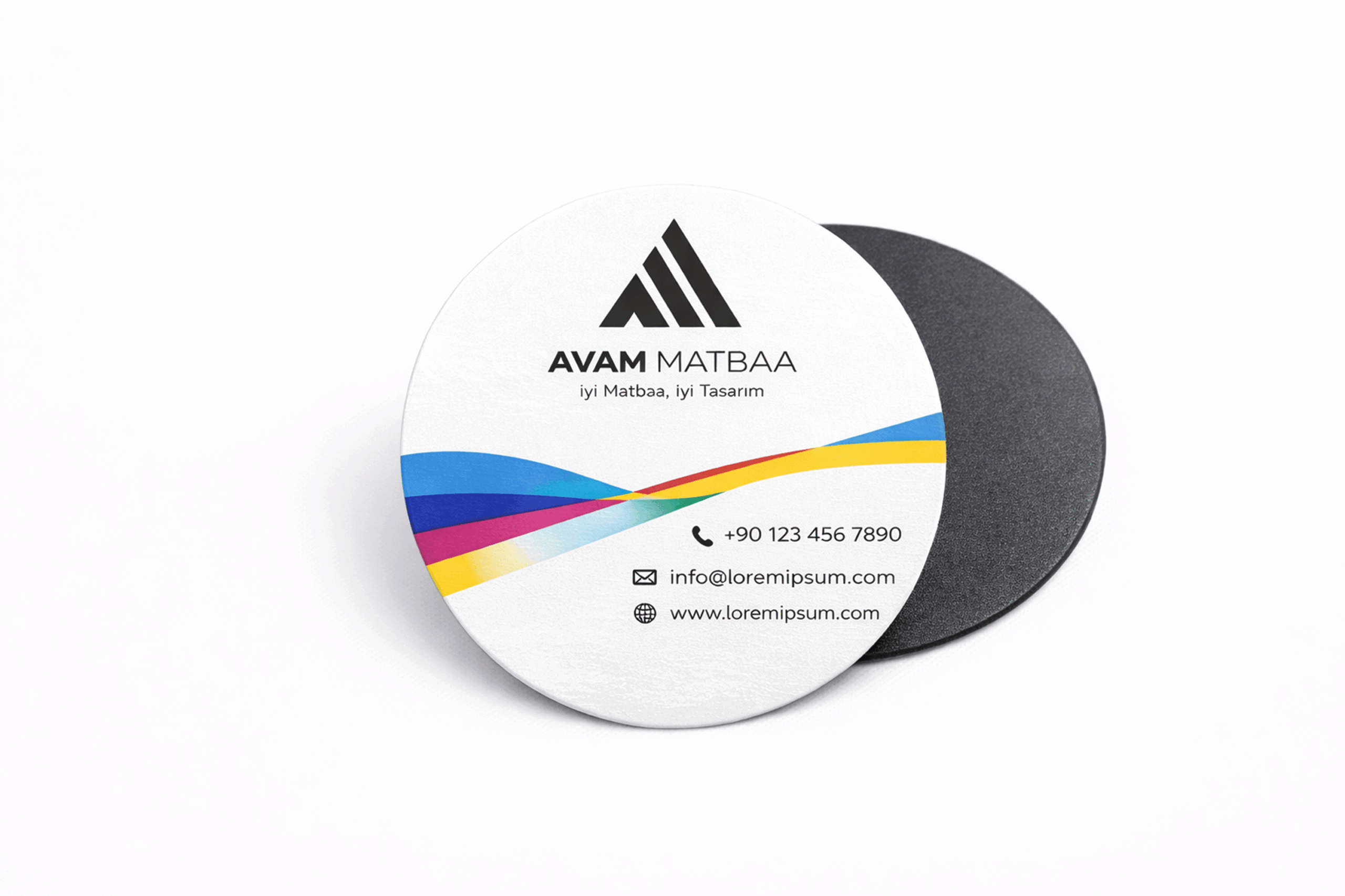 Avam Matbaa oval buzdolabı magneti, beyaz zemin üzerinde CMYK renk geçişli tasarım ve siyah logo detaylı yuvarlak manyetik kartvizit